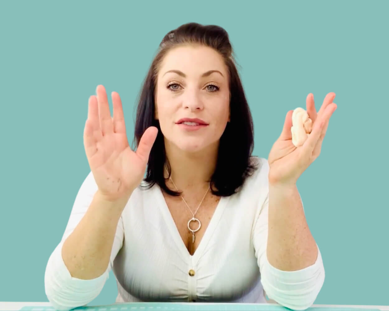 video tutorial teaching you how to make fondant shapes
